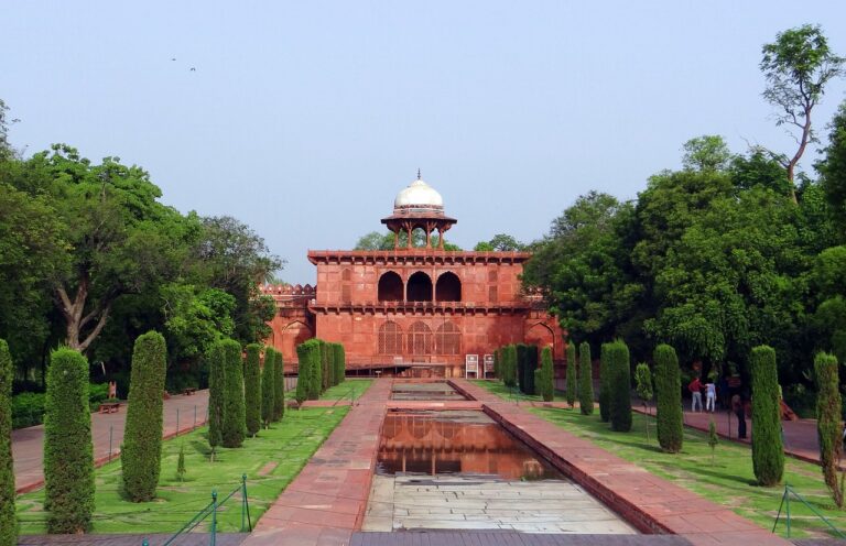 BEST TIME TO VISIT THE TAJ MAHAL